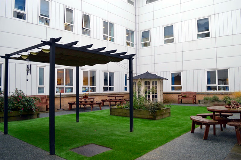 Artic renovate Darent Valley’s Pine Therapy Ward garden