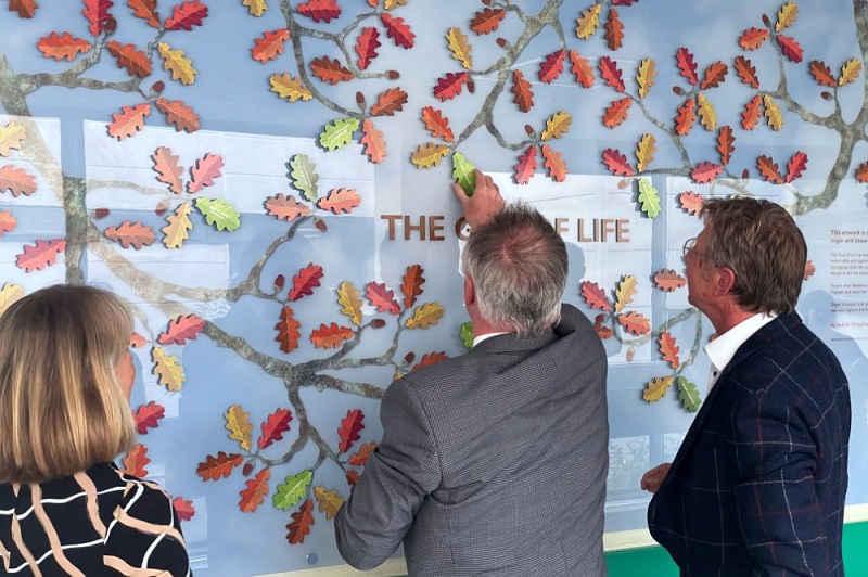 Eight families whose relatives have donated organs were invited to the unveiling, affixing leaves to the tree bearing the names of their family members