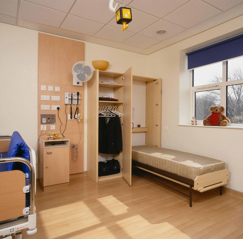 The single WISKAWAY 7500H Parents’ Wallbed is shown in a cubicle on a paediatric ward 