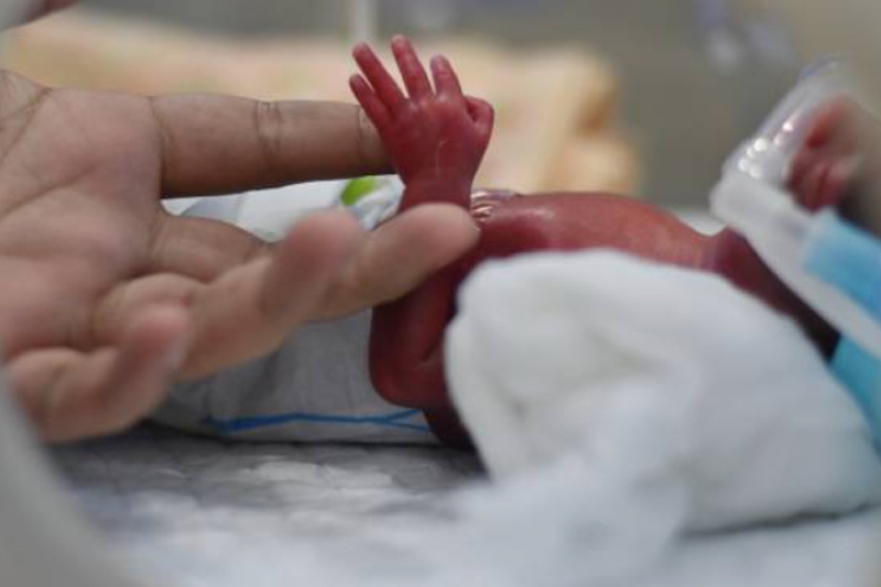 Heat-loss prevention suit reduces hypothermia in neonates by almost a third, study finds