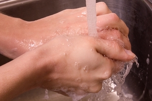 Paper towels \'more effective than hand dryers\' in fighting infection