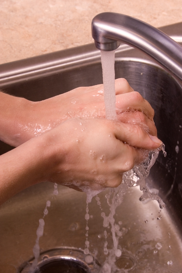 Paper towels \'more effective than hand dryers\' in fighting infection
