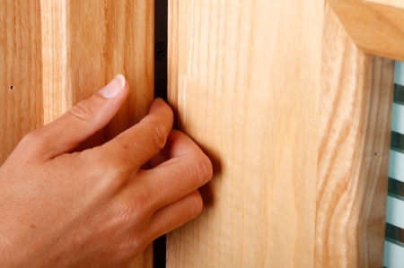 Safety hinge removes possibility of trapped fingers