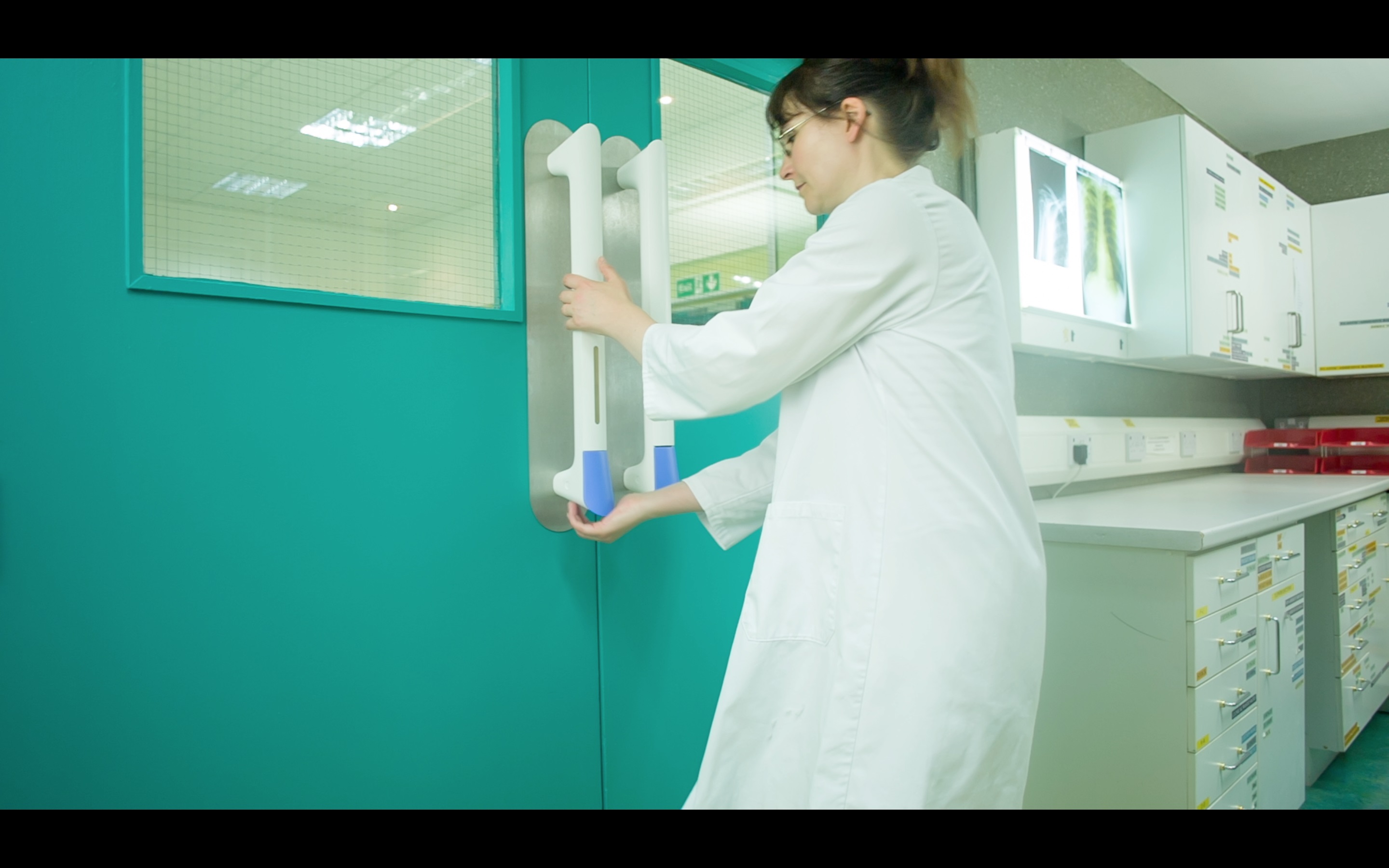 Smart door handle helps fight infection